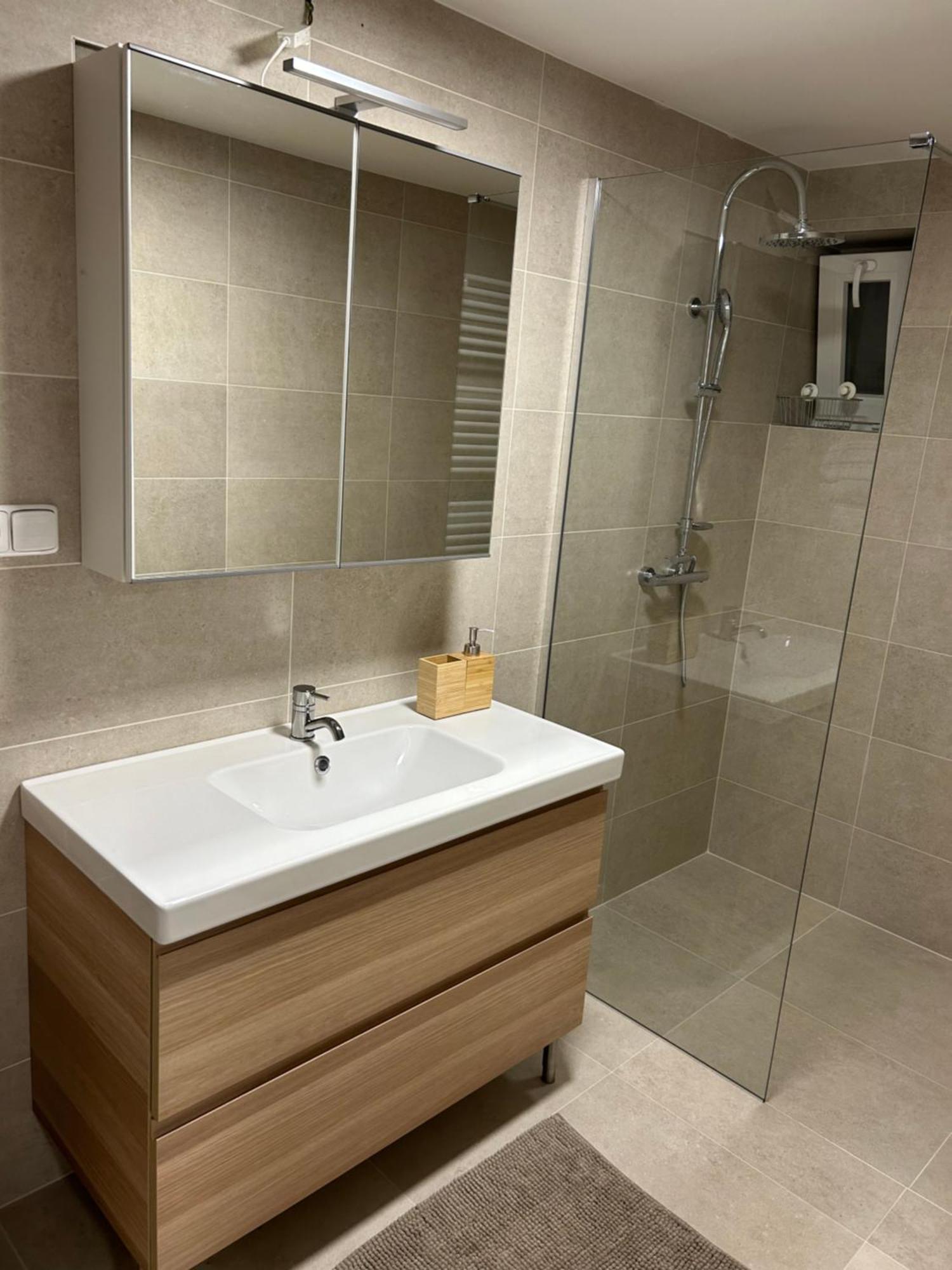 Red Travel Apartment Двур-Кралове-над-Лабем Экстерьер фото